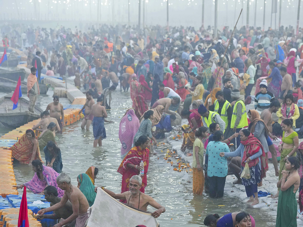 Maha Kumbh 2025 Begins in Prayagraj with Grand First Snan Photos10