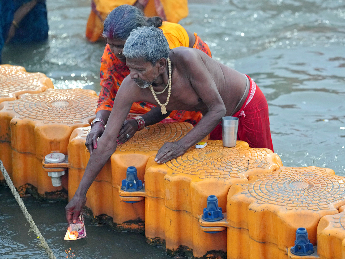 Maha Kumbh 2025 Begins in Prayagraj with Grand First Snan Photos6