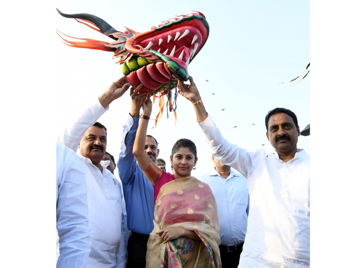 Smita Sabharwal IAS Participated International Kites Festival Parade Grounds In Hyderabad Photos10