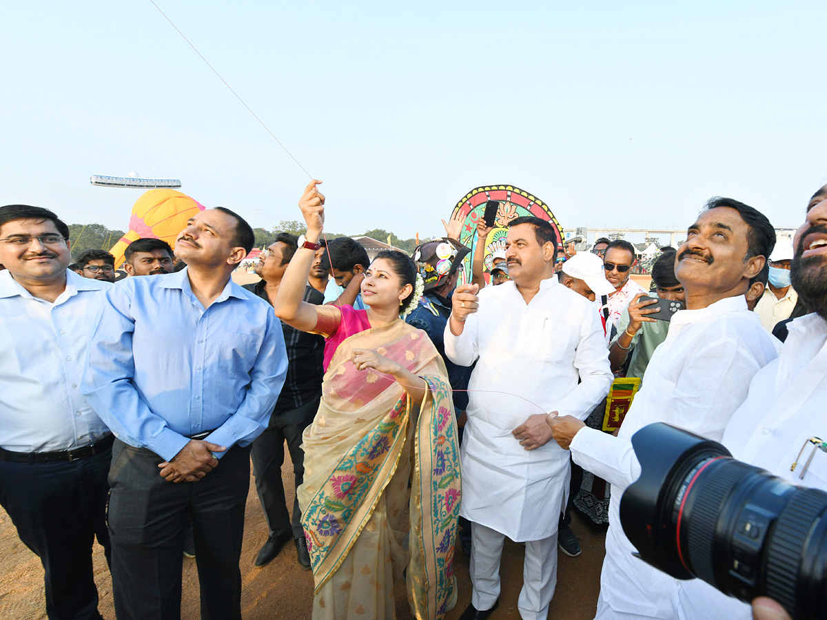 Smita Sabharwal IAS Participated International Kites Festival Parade Grounds In Hyderabad Photos3