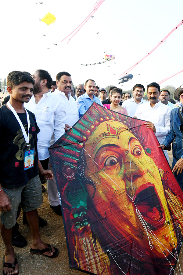 Smita Sabharwal IAS Participated International Kites Festival Parade Grounds In Hyderabad Photos4