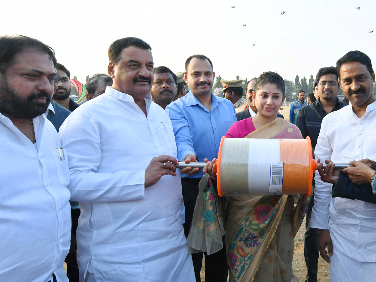 Smita Sabharwal IAS Participated International Kites Festival Parade Grounds In Hyderabad Photos6