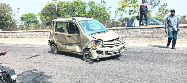 పేలిన కారు టైరు.. ఢీకొన్న బస్సు1