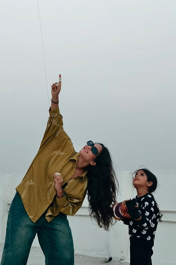 Deepthisunaina Flying Kite Photos Viral3