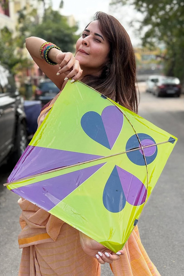 Actress Anasuya Bharadwaj celebrates Sankranti Festival With Family Photos9