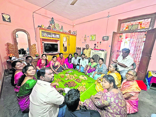 సంక్రాంతి పండగను జిల్లా వాసులు సంప్రదాయబద్ధంగా నిర్వహిం4