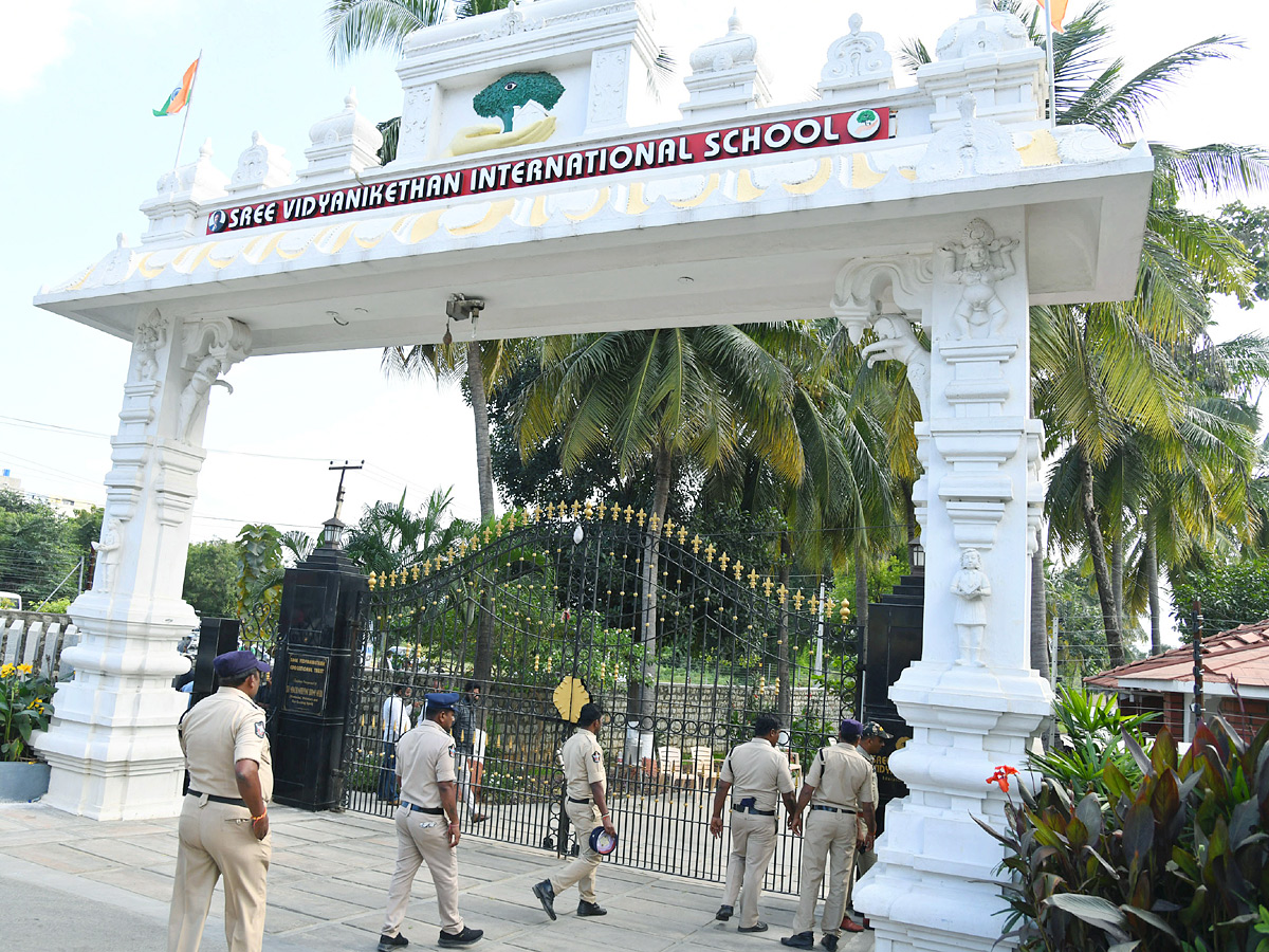 Manchu Manoj denied Entry To Mohan Babu University Photos VIral8