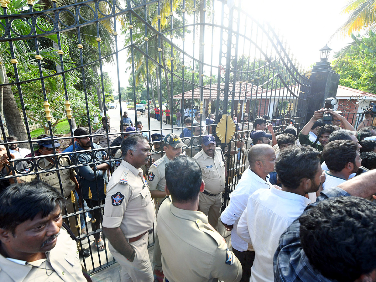 Manchu Manoj denied Entry To Mohan Babu University Photos VIral26