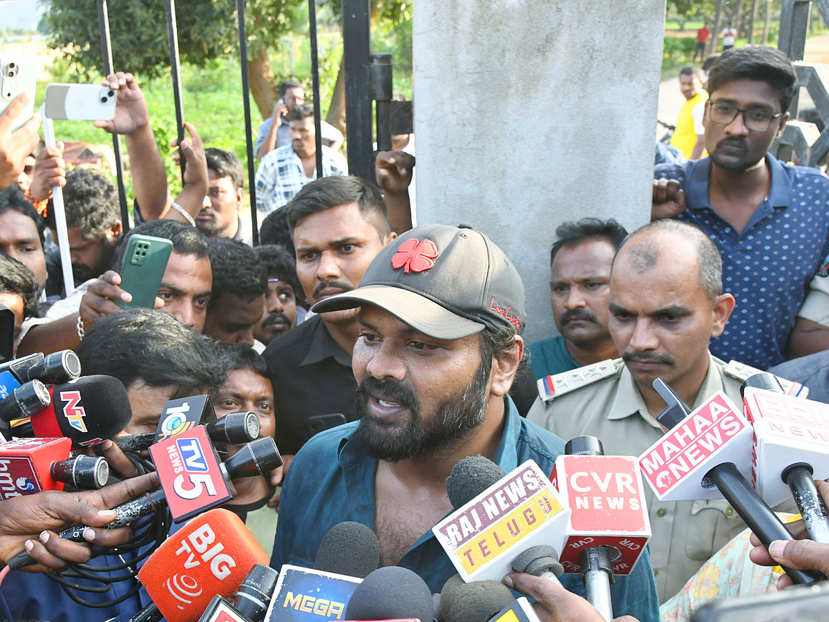 Manchu Manoj denied Entry To Mohan Babu University Photos VIral9