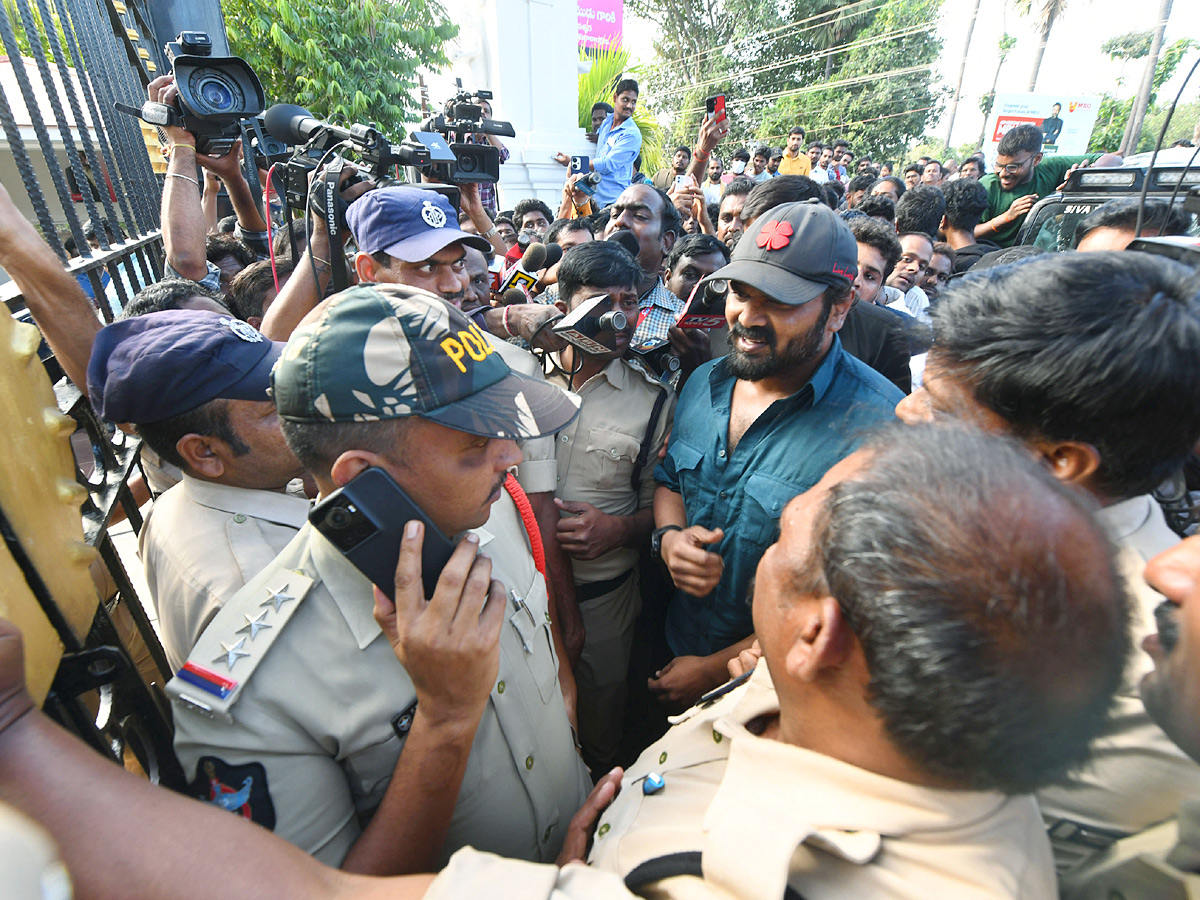 Manchu Manoj denied Entry To Mohan Babu University Photos VIral2