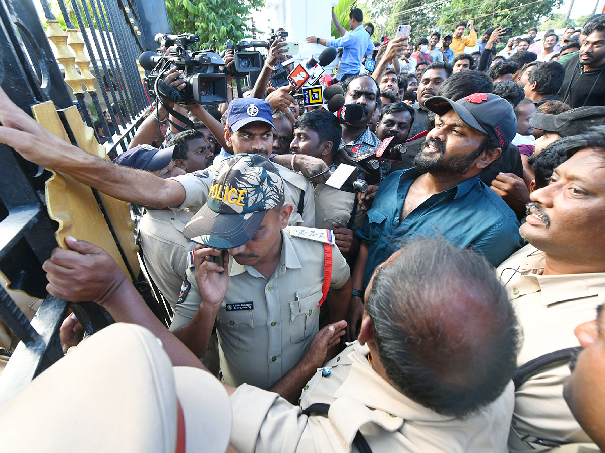 Manchu Manoj denied Entry To Mohan Babu University Photos VIral3