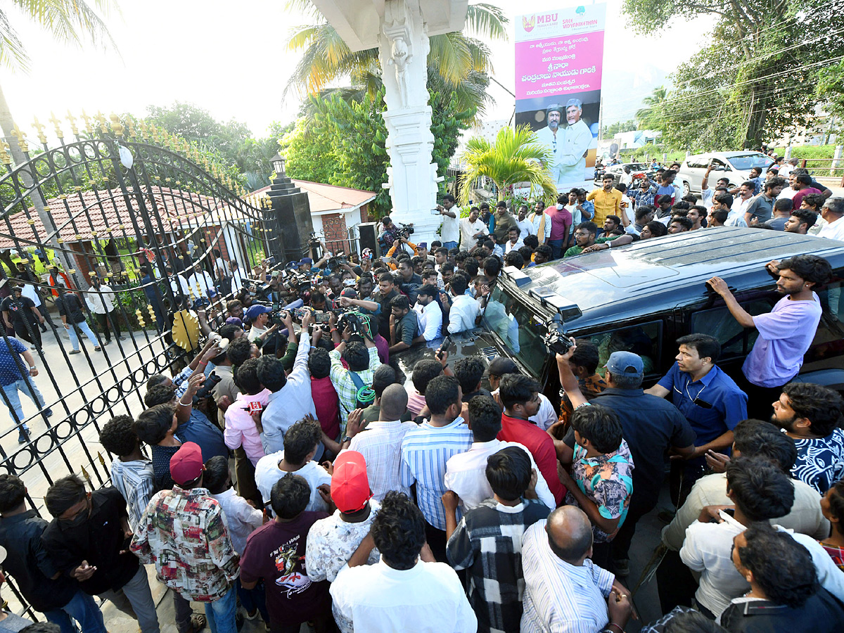 Manchu Manoj denied Entry To Mohan Babu University Photos VIral7