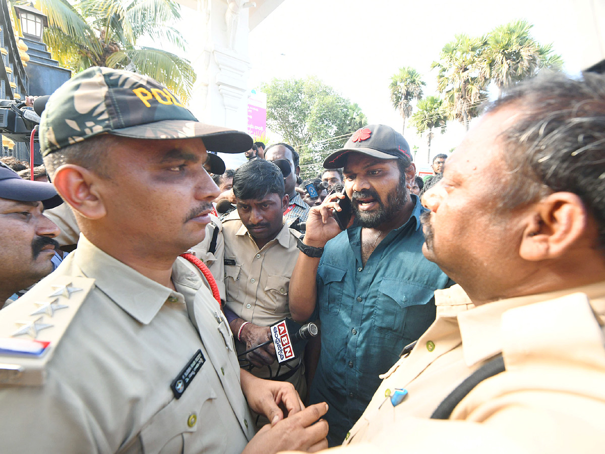 Manchu Manoj denied Entry To Mohan Babu University Photos VIral10