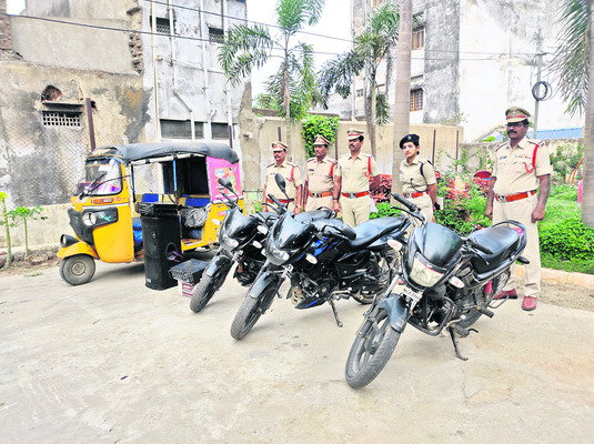 ఆలయాల్లో చోరీల ముఠా అరెస్ట్‌ 1