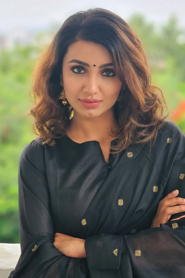 Intresting Facts About Actress Tejaswi Madivada Photos12