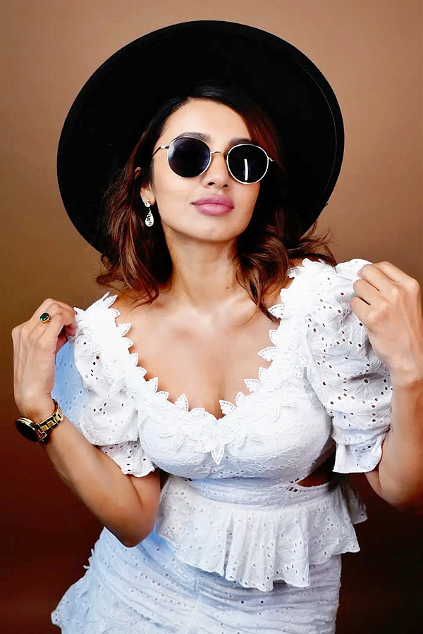 Intresting Facts About Actress Tejaswi Madivada Photos2