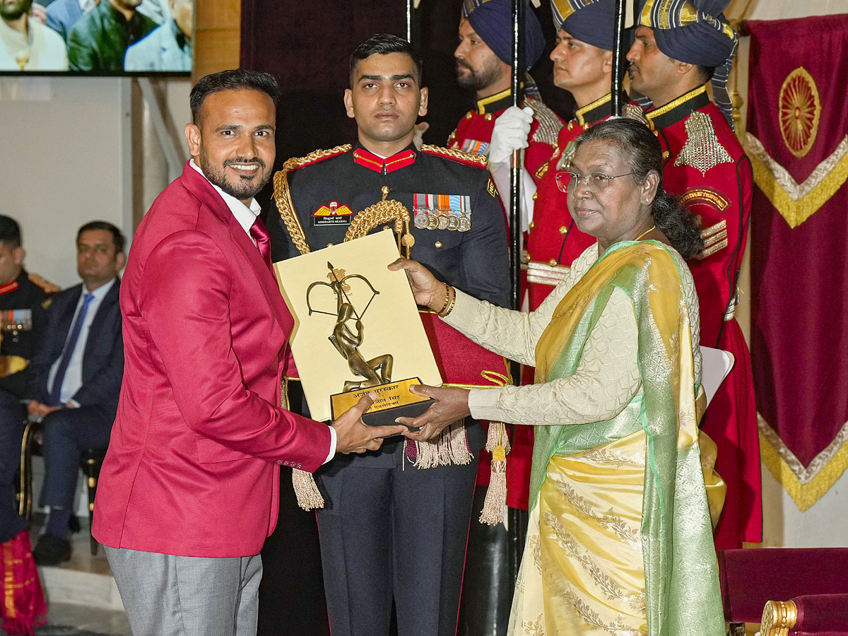 National Sports Awards 2024: Manu, Gukesh among four honoured with Khel Ratna by President Murmu Photos14