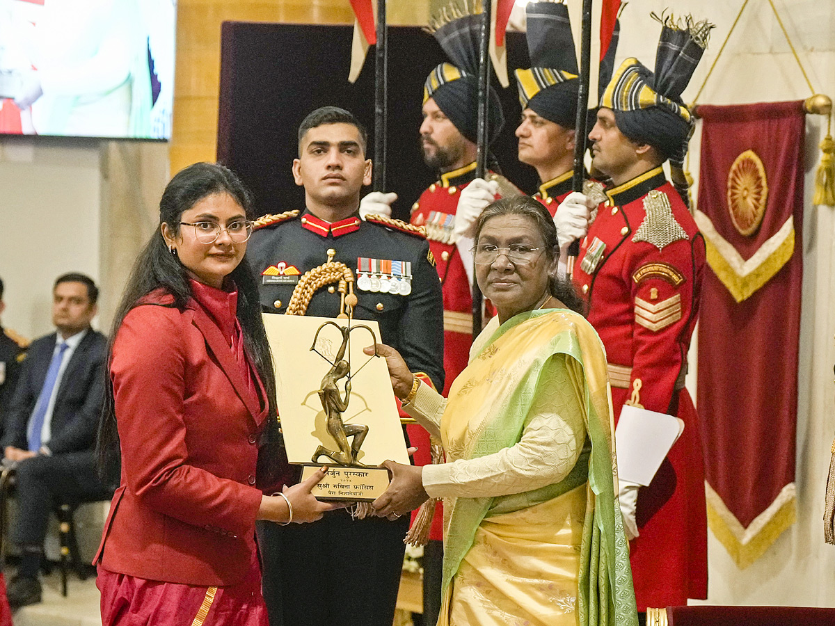 National Sports Awards 2024: Manu, Gukesh among four honoured with Khel Ratna by President Murmu Photos12