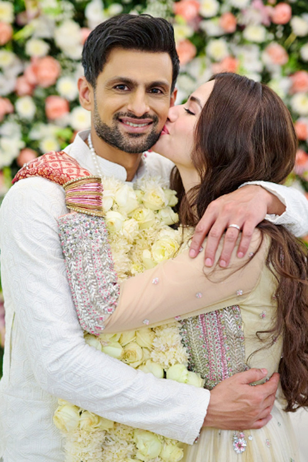 Sana Javed, Shoaib Malik celebrate anniversary with wedding throwback Photos2