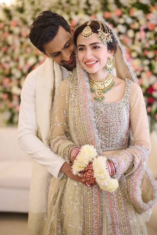 Sana Javed, Shoaib Malik celebrate anniversary with wedding throwback Photos4