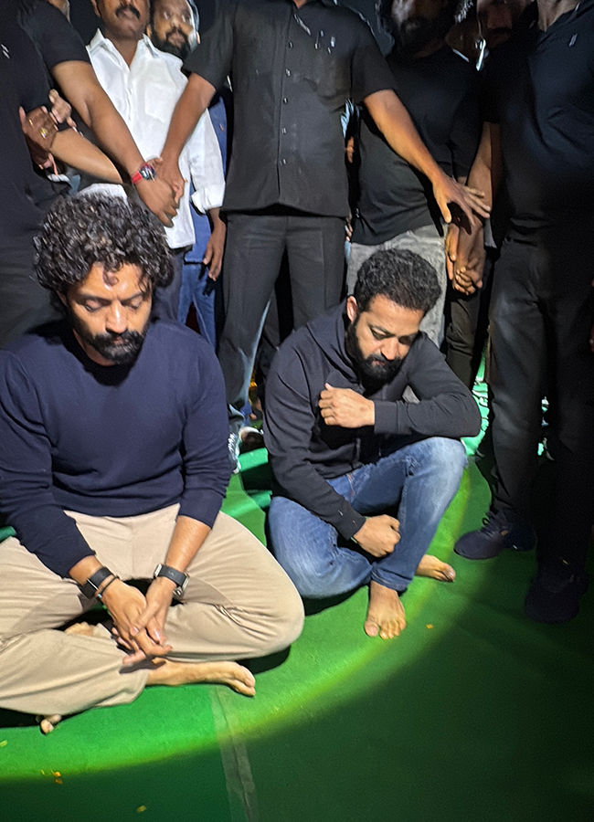 Jr NTR Kalyan Ram Pays Tribute To NTR photos goes viral13