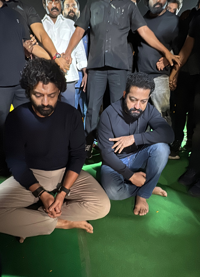 Jr NTR Kalyan Ram Pays Tribute To NTR photos goes viral14