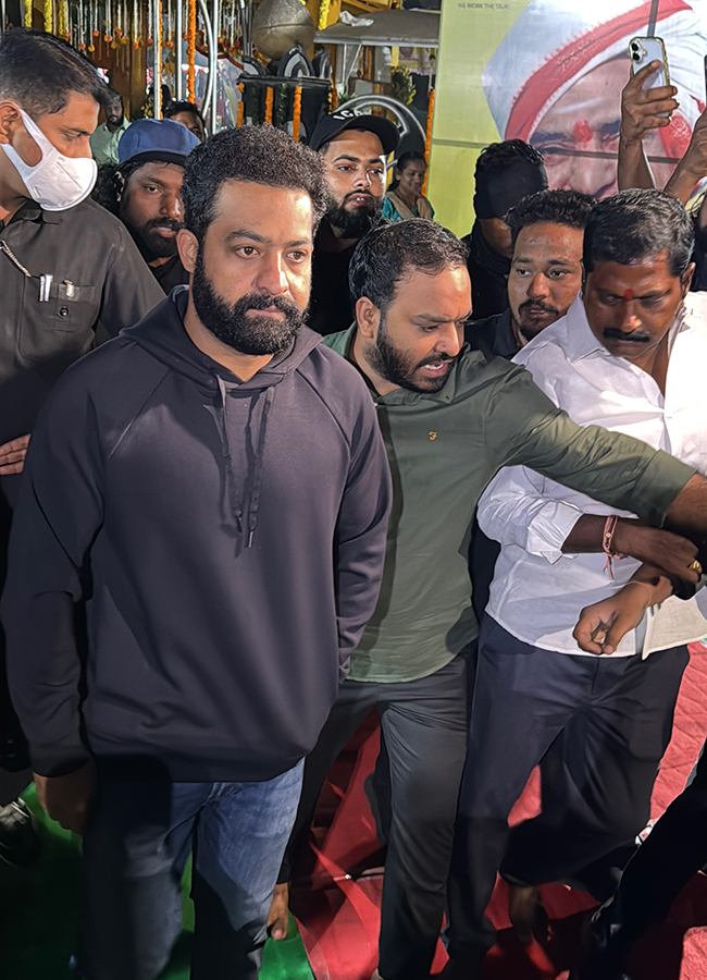 Jr NTR Kalyan Ram Pays Tribute To NTR photos goes viral2