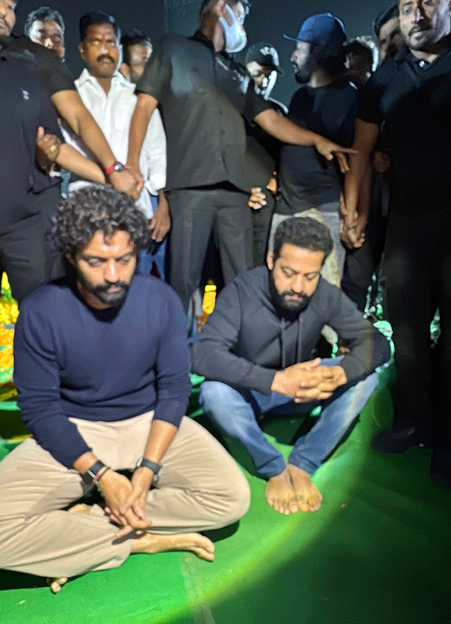 Jr NTR Kalyan Ram Pays Tribute To NTR photos goes viral19