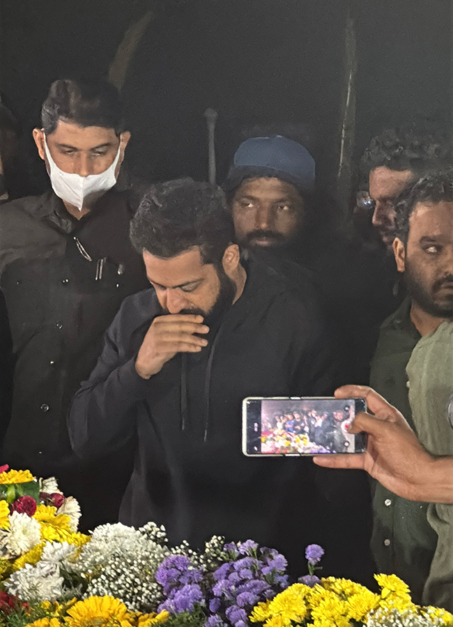 Jr NTR Kalyan Ram Pays Tribute To NTR photos goes viral24