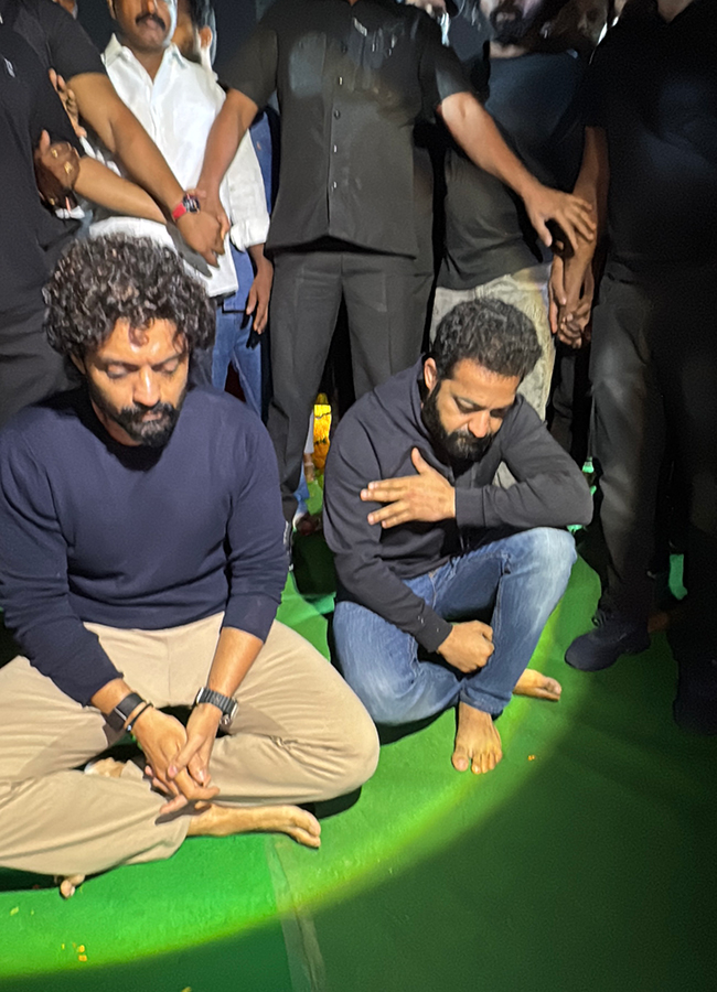 Jr NTR Kalyan Ram Pays Tribute To NTR photos goes viral4