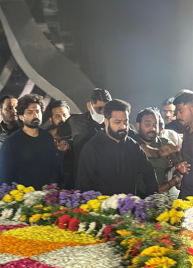 Jr NTR Kalyan Ram Pays Tribute To NTR photos goes viral6