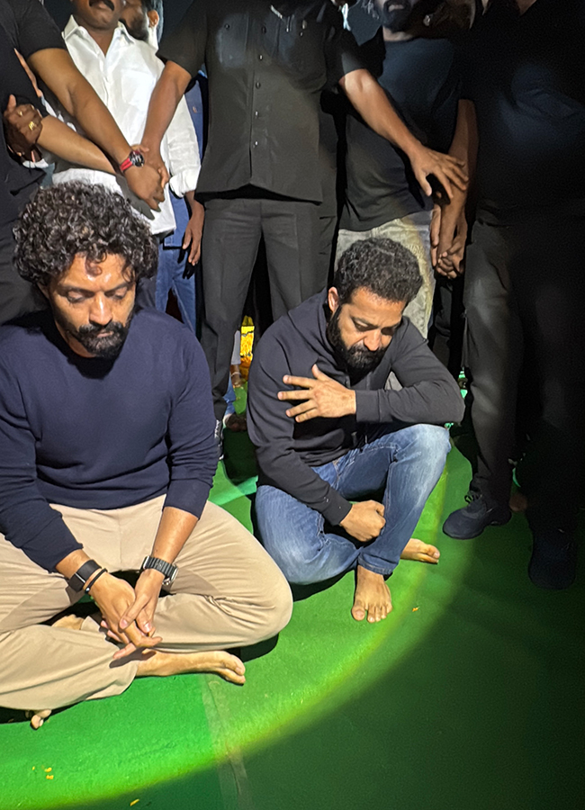 Jr NTR Kalyan Ram Pays Tribute To NTR photos goes viral7