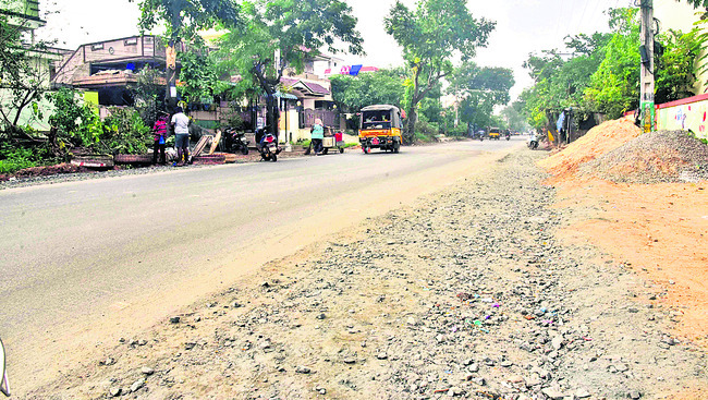 ఆగిన అభివృద్ధి పనులు 
1