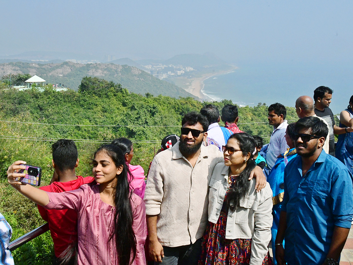 Huge Rush Of Tourists in Visakhapatnam Kailasagiri11