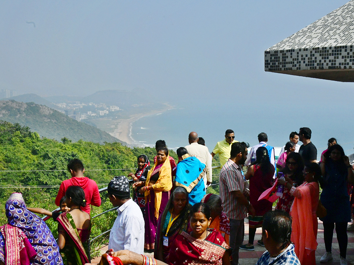 Huge Rush Of Tourists in Visakhapatnam Kailasagiri12