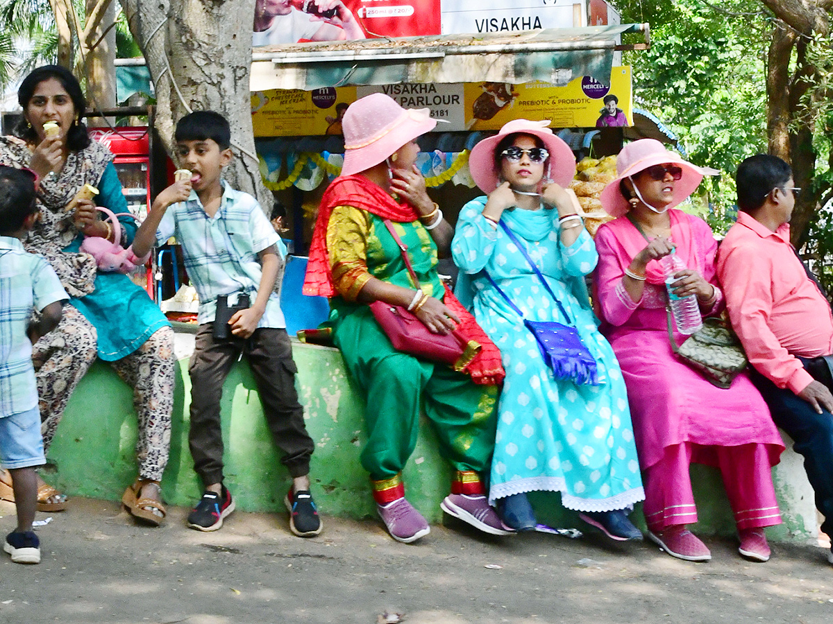 Huge Rush Of Tourists in Visakhapatnam Kailasagiri15