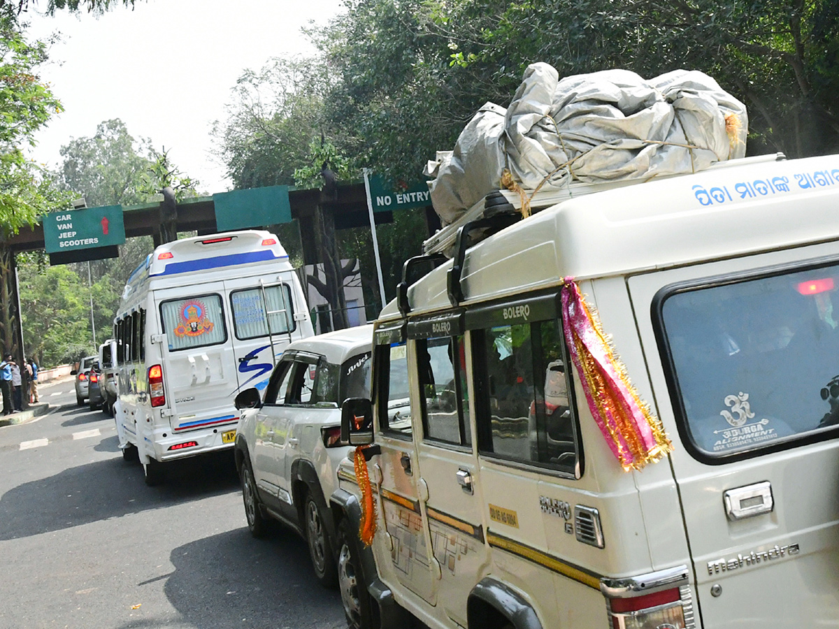 Huge Rush Of Tourists in Visakhapatnam Kailasagiri18