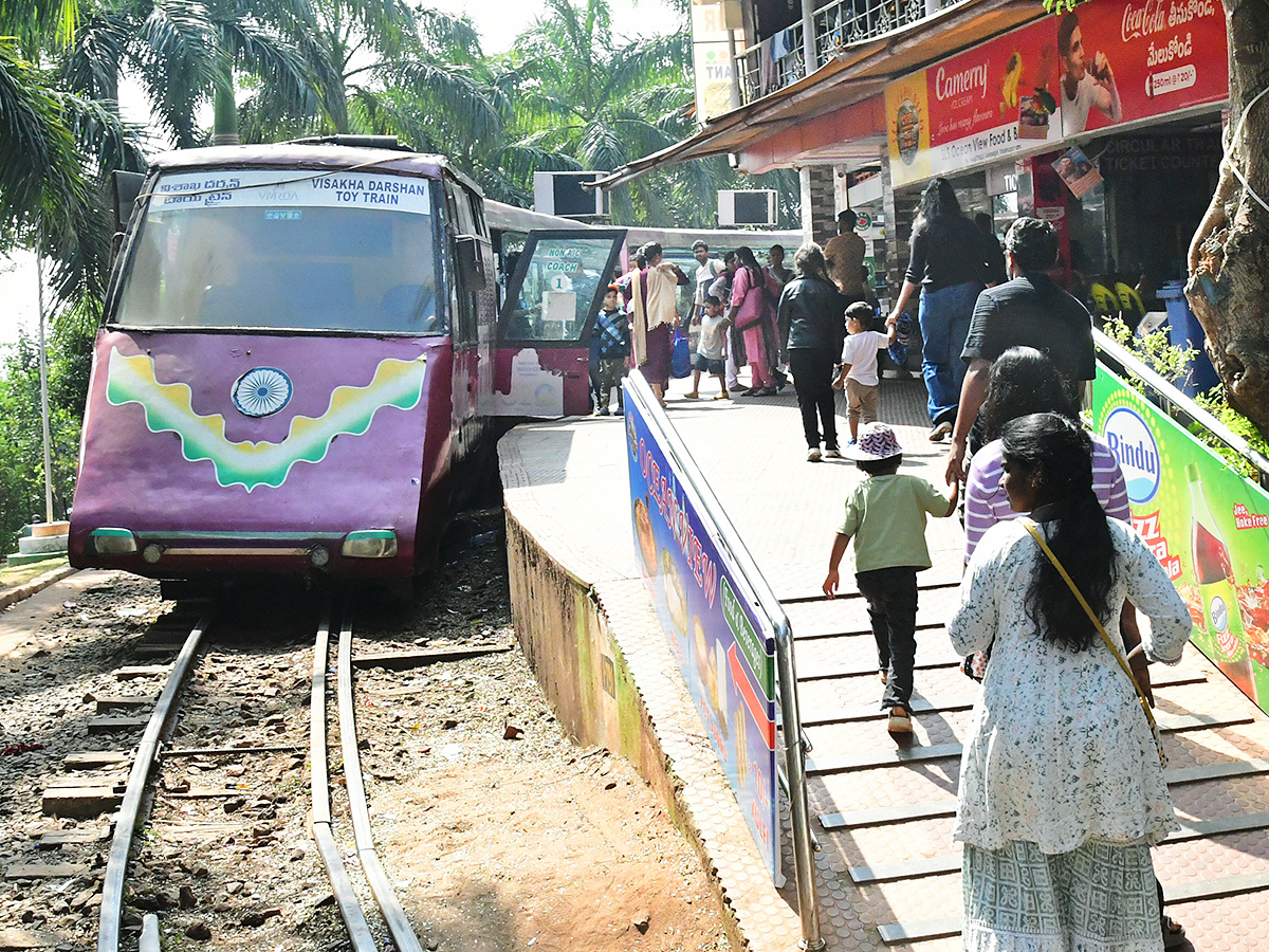 Huge Rush Of Tourists in Visakhapatnam Kailasagiri2