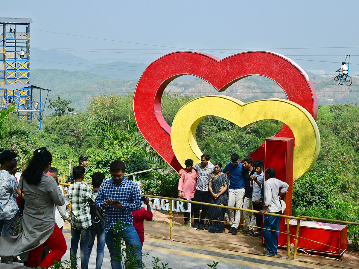 Huge Rush Of Tourists in Visakhapatnam Kailasagiri4