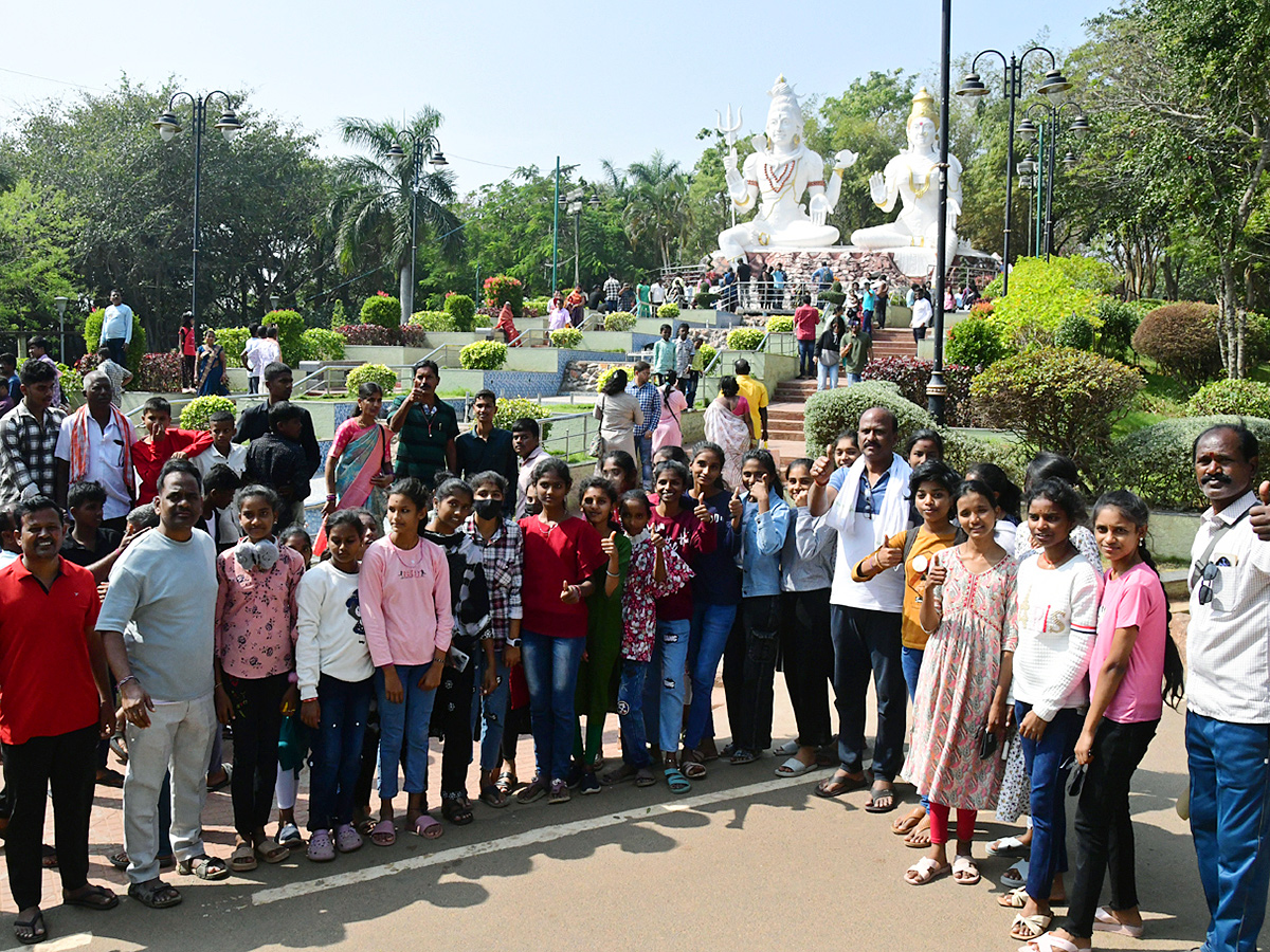 Huge Rush Of Tourists in Visakhapatnam Kailasagiri6