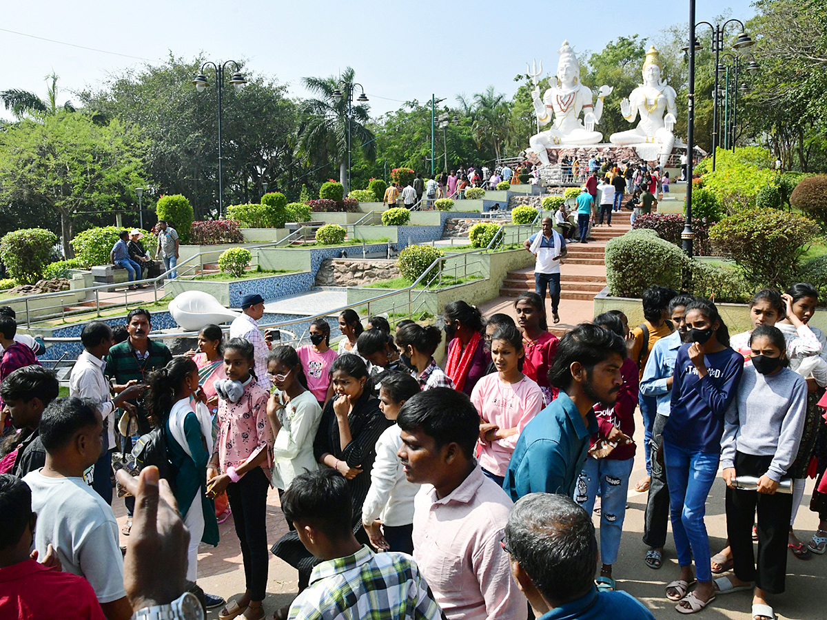 Huge Rush Of Tourists in Visakhapatnam Kailasagiri7