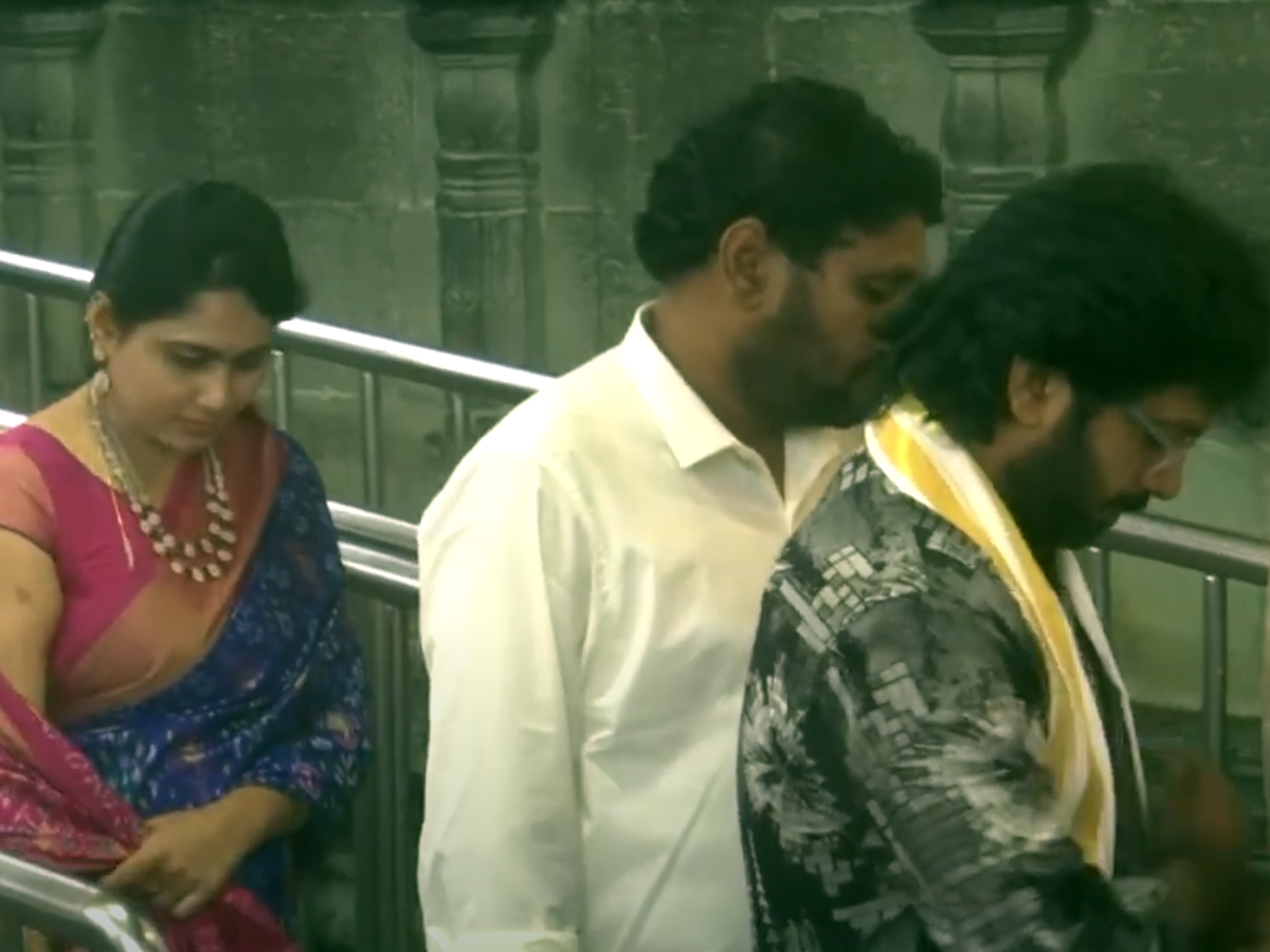 Sankrantiki Vastunnam movie team visited to tirumala2