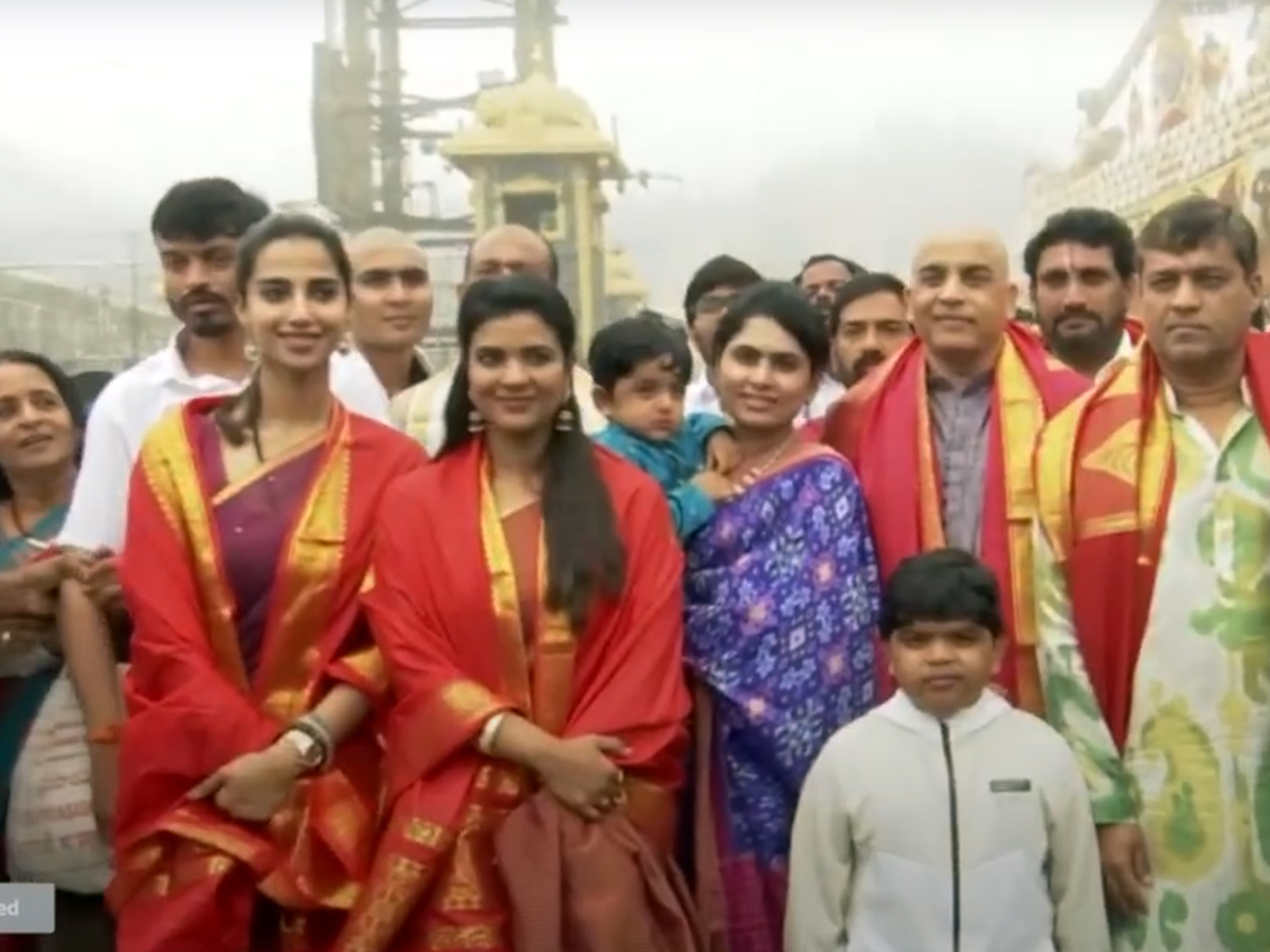 Sankrantiki Vastunnam movie team visited to tirumala13