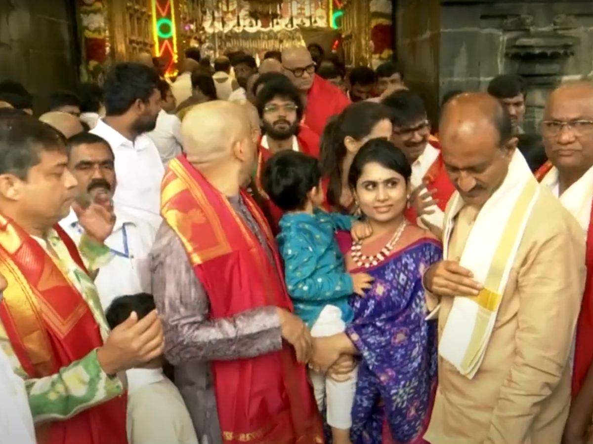 Sankrantiki Vastunnam movie team visited to tirumala4