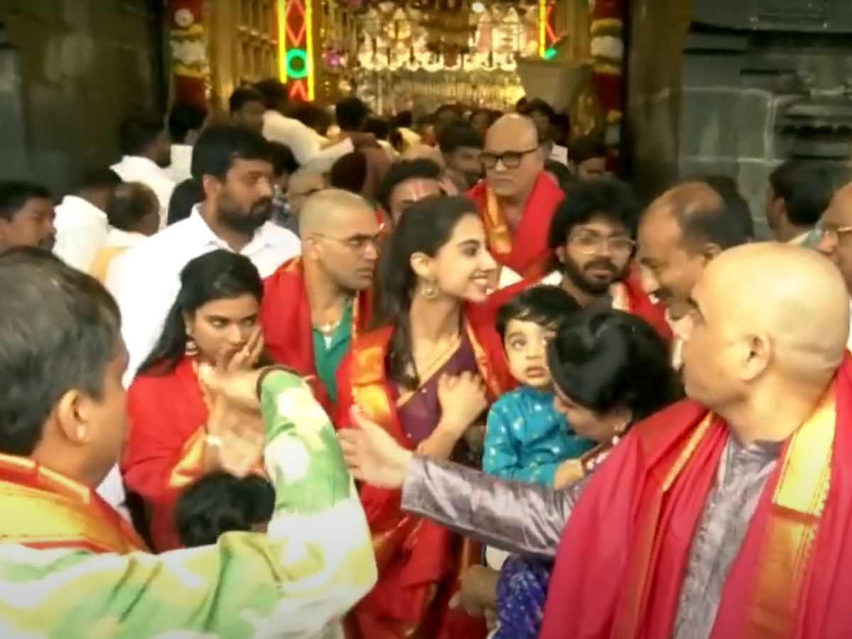 Sankrantiki Vastunnam movie team visited to tirumala6