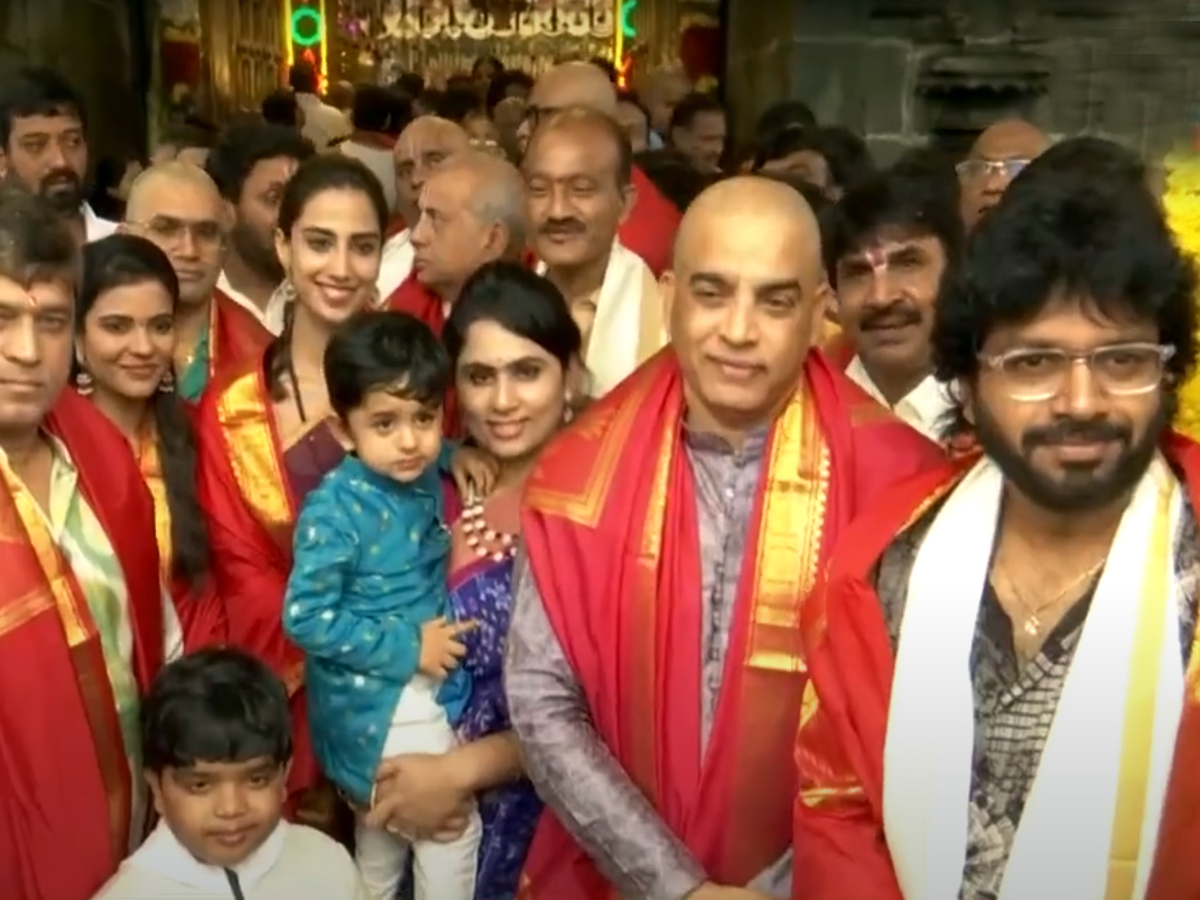 Sankrantiki Vastunnam movie team visited to tirumala9