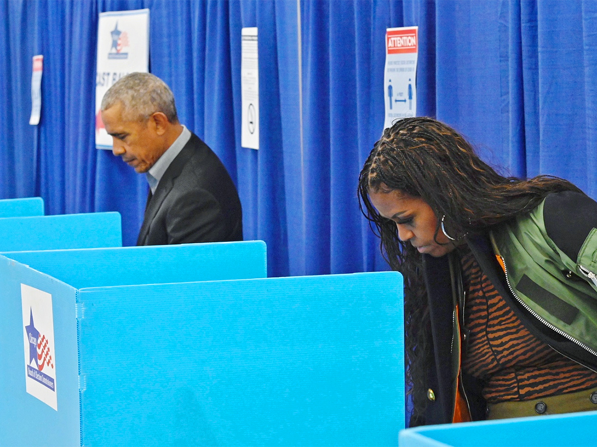 The Sweetest Photos of Barack and Michelle Obama Check Here11