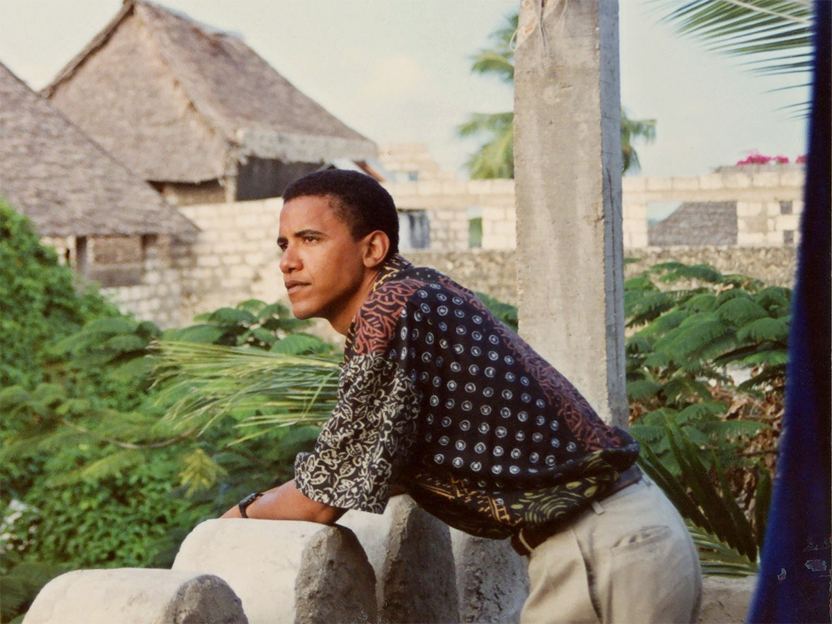 The Sweetest Photos of Barack and Michelle Obama Check Here14