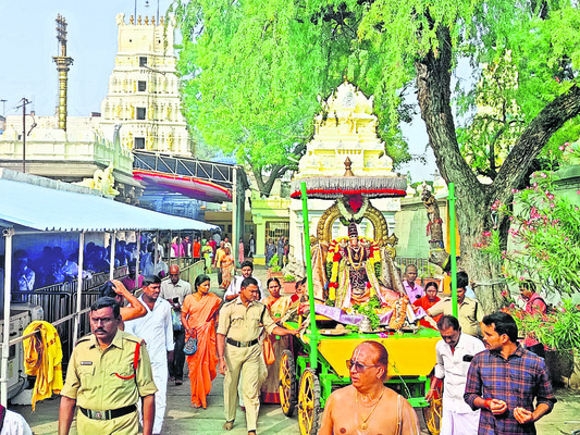 ●ఒంటిమిట్ట రామాలయానికి  పోటెత్తిన భక్తులు 4