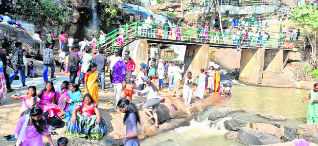  మన్యంలోని పర్యాటక ప్రాంతాలు కిటకిటలాడాయి. న్యూఇయర్‌ సం1